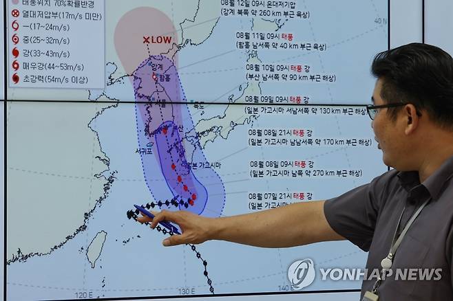 태풍 카눈, 한반도 향해 북상 (서울=연합뉴스) 신현우 기자 = 제6호 태풍 카눈이 한반도를 관통할 것으로 예상되는 가운데 7일 오후 서울 동작구 기상청 정책브리핑실에서 우진규 통보관이 태풍 예상 경로 등을 설명하고 있다. 2023.8.7 nowwego@yna.co.kr