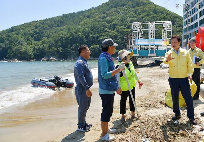 거제 덕포해수욕장 인근 자연재해위험 개선지구 점검 [경남도 제공. 재판매 및 DB 금지]