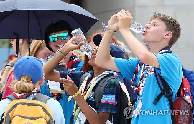 (서울=연합뉴스) 김인철 기자 = 2023 새만금 세계 스카우트 잼버리에서 조기 퇴영한 영국 스카우트 대원들이 7일 오후 서울 종로구 경복궁을 방문해 물을 마시고 있다. 2023.8.7 yatoya@yna.co.kr