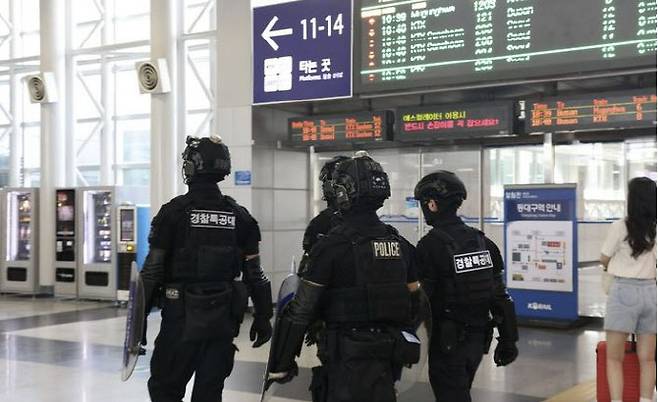6일 오후 대구 동구 동대구역복합환승센터에서 경찰특공대원이 순찰하고 있는 모습. (사진=뉴시스)
