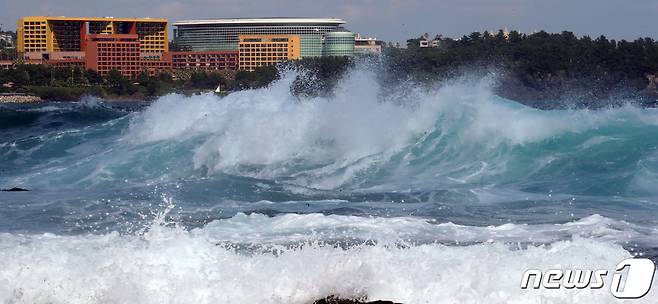 태풍 '카눈'이 북상 중인 7일 오후 제주 서귀포시 예래동 앞바다에 거센 파도가 일고 있다. 2023.8.7/뉴스1 ⓒ News1 오현지