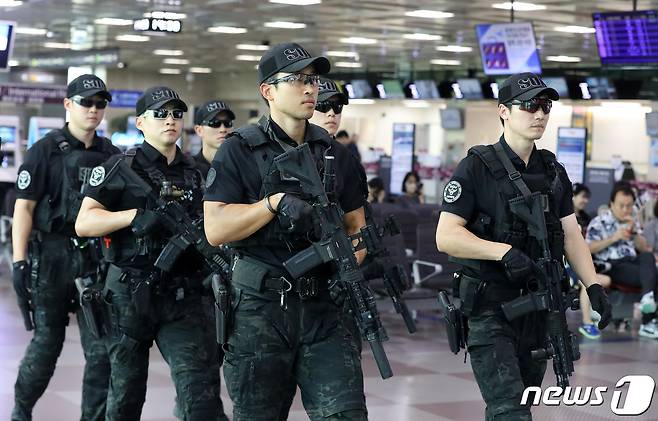 대구공항에 대한 '폭탄테러'와 공항 이용객 불특정 다수를 상대로 '흉기난동'을 예고하는 글이 등장한 7일 오후 경찰특공대가 공항 안을 순찰하고 있다. 2023.8.7/뉴스1 ⓒ News1 공정식 기자