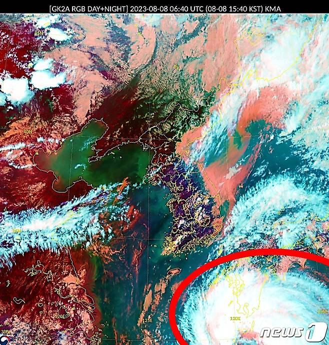 8일 오후 3시40분 기준 한반도 인근에서 천리안위성 2A호에서 확인된 태풍 카눈 모습(기상청 제공) ⓒ 뉴스1