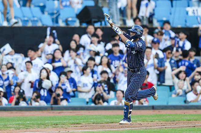 삼성 이재현이 6일 대구삼성라이온즈파크에서 열린 2023 KBO리그 LG전에서 2회말 솔로 홈런을 때린 후 그라운드를 돌고 있다. 사진제공 | 삼성 라이온즈