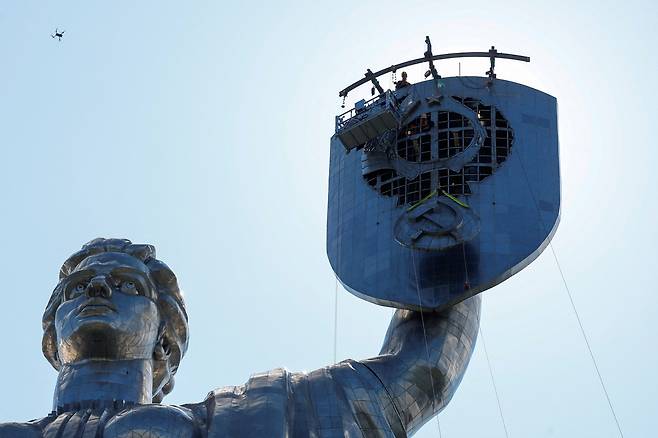 마더랜드 동상에서 제거되고 있는 옛 소련 국장 '낫과 방패'. /로이터 연합뉴스