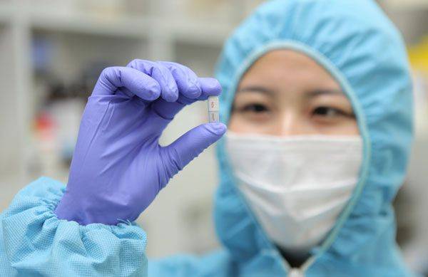 대원제약 연구진이 약물을 관찰하고 있다. /대원제약