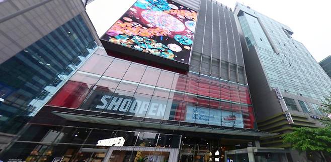 서울 마포구 동교동 소재 토로스쇼핑타워의 외관. 지난달 D모 성형외과 원장이 1000억원에 매입한 건물이다./네이버 거리뷰