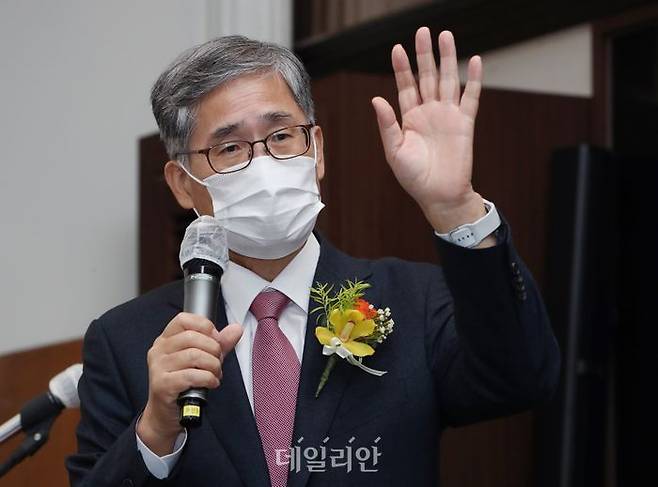 지난해 2021년 11월 서울 중구 한국프레스센터에서 열린 자신의 출판기념회에서 인사말을 하고 있는 신평 변호사 ⓒ국회사진취재단