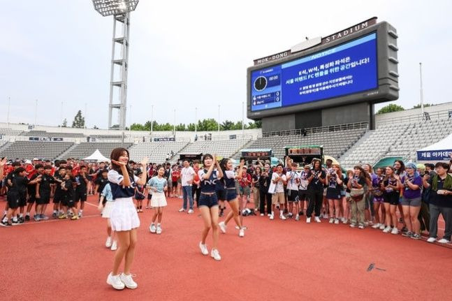 6일 목동운동장 찾은 영국 스카우트 대표단. ⓒ서울 이랜드FC