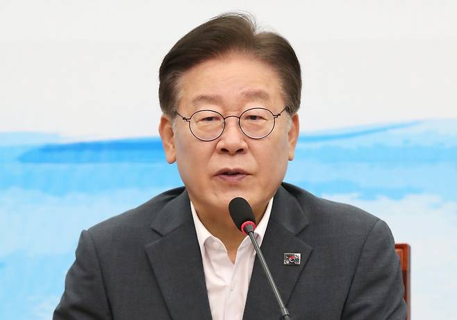 이재명 더불어민주당 대표가 8일 오전 서울 여의도 국회에서 열린 후쿠시마 핵 오염수 해양투기 저지를 위한 아동·청소년·양육자 간담회에서 모두발언을 하고 있다. 2023.8.8. 뉴스1