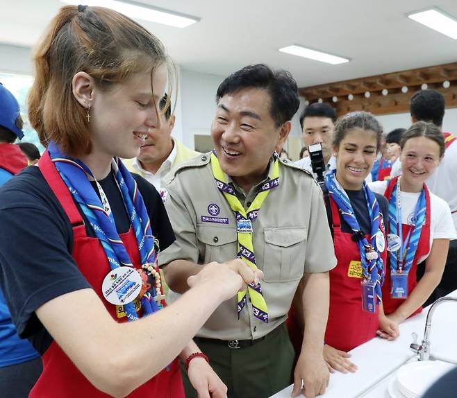 김관영 전북도지사가 3일 전북 순창군 고추장익는마을에서 영외 활동에 나선 새만금 세계스카우트잼버리 대원들과 인사를 하고 있다. 2023.8.3. 뉴스1