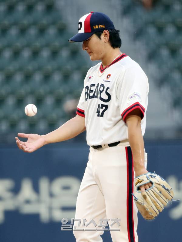 2023 KBO 프로야구 두산베어스와 kt위즈의 경기가 6일 오후 서울 잠실야구장에서 열렸다. 7회초 1사 3루 김민혁의 희생플라이로 추가 실점한 곽빈이 아쉬워하고 있다. 잠실=김민규 기자 mgkim1@edaily.co.kr