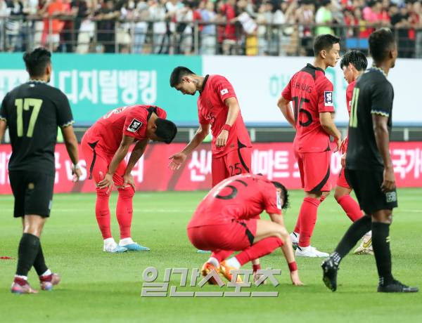 대한민국 축구대표팀과 엘살바도르 대표팀의 A매치 평가전이 20일 오후 대전 유성구 대전월드컵경기장에서 열렸다. 1대 1 무승부로 경기를 마친 대표팀 선수들이 아쉬워하고 있다. 대전=김민규 기자 mgkim1@edaily.co.kr /2023.06.20/