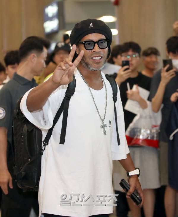 세계축구의 레전드 축구스타 호나우지뉴가 8일 오후 인천국제공항을 통해 입국하고 있다. 현역 시절 ‘외계인’이란 별명으로 불리며 화려한 개인기를 자랑했던 호나우지뉴는 브라질 대표팀 소속으로 2002 한일 월드컵 우승, 2005년 발롱도르, 2004년과 2005년에는 FIFA 올해의 선수상을 수상했다. 인천공항=정시종 기자 capa@edaily.co.kr /2023.08.08.