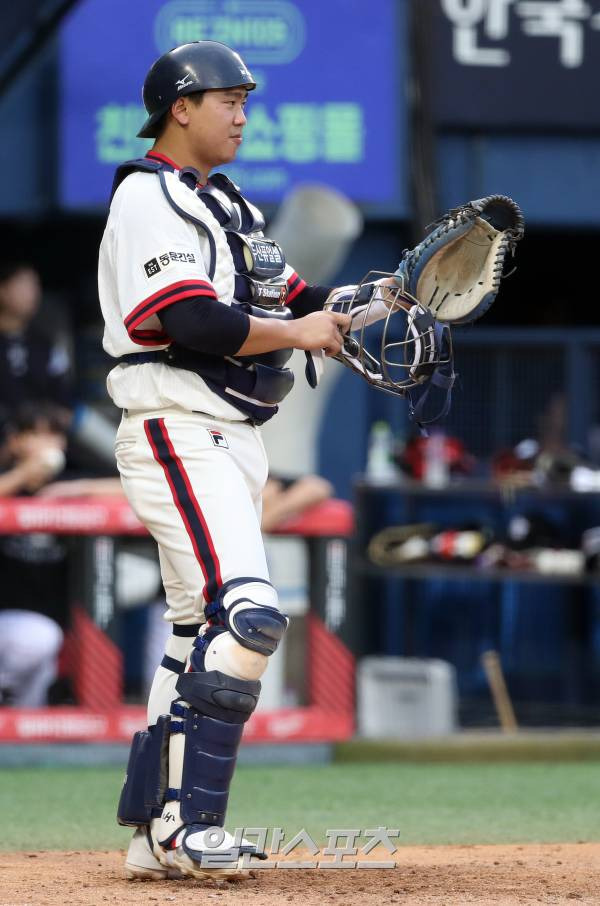 2023 KBO 프로야구 두산베어스와 kt위즈의 경기가 6일 오후 서울 잠실야구장에서 열렸다. 장승현이 손가락 부상으로 교체된 포수 박유연이 6회부터 수비를 하고 있다. 잠실=김민규 기자 mgkim1@edaily.co.kr