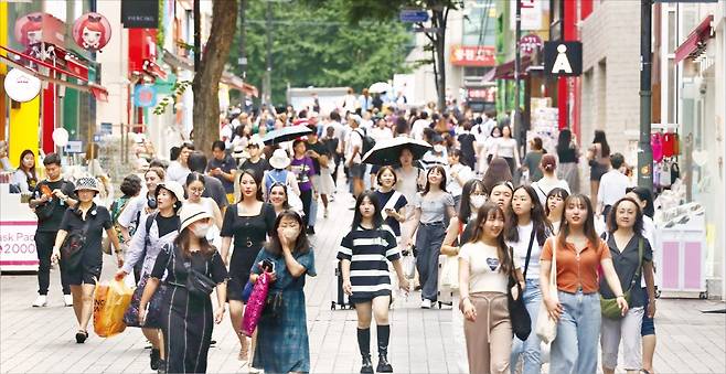 한국개발연구원(KDI)이 7일 “경제 부진이 완화되고 있다”며 경기 반등 기대를 높였다. 이날 서울 명동거리가 관광객과 쇼핑객으로 붐비고 있다. /김범준 기자