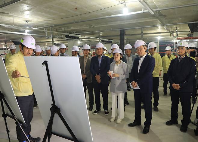 The ruling People Power Party lawmakers visit the site of LH construction mishap on Tuesday. (Yonhap)