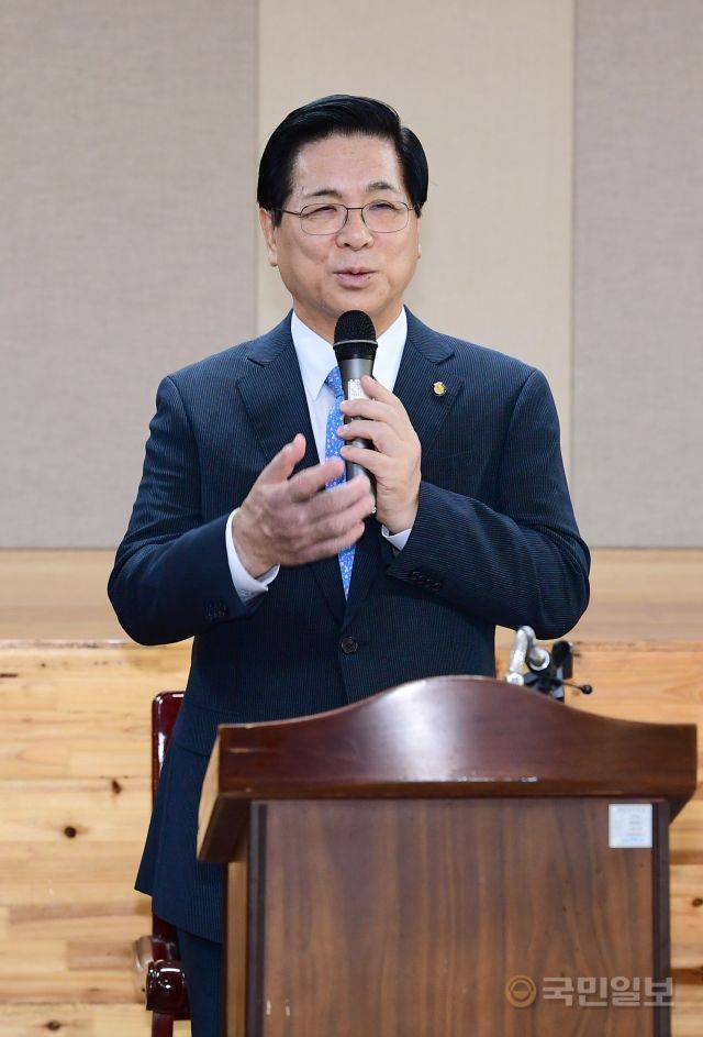 이영훈 여의도순복음교회 목사가 이날 경기도 파주시 오산리최자실기념금식기도원에서 '2023 새만금 세계 스카우트 잼버리' 대원들을 맞이하기에 앞서 기도원 내 사랑의집에서 기자회견을 열고 있다. 파주=권혁구 기자