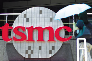 한 여성이 대만 신추과학공원 내 TSMC 박물관 앞을 지나고 있다. [AFP]