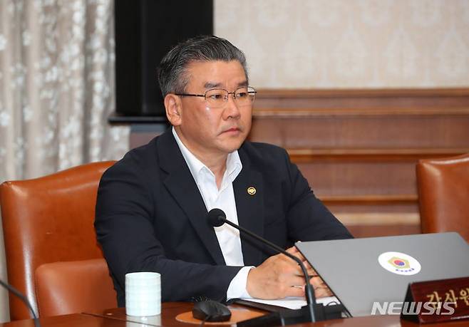 [서울=뉴시스] 배훈식 기자 = 유병호 감사원 사무총장이 3일 오전 서울 종로구 정부서울청사에서 열린 국무회의에 참석해 추경호 경제부총리 겸 기획재정부 장관의 발언을 듣고 있다. 2023.07.03. dahora83@newsis.com