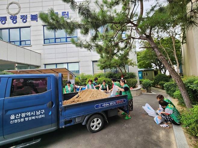 [울산=뉴시스]8일 울산 남구 신정5동 주민들이 제6호 태풍 '카눈'에 대비해 침수 방지용 모래주머니를 만들고 있다. (사진=울산 남구 제공) 2023.08.08. photo@newsis.com *재판매 및 DB 금지