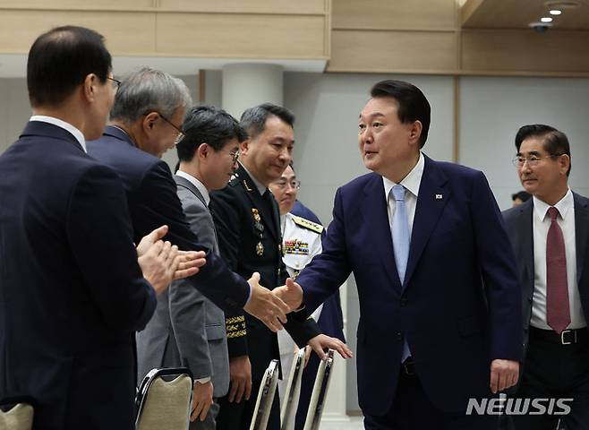 [서울=뉴시스] 홍효식 기자 = 윤석열 대통령이 8일 서울 용산 대통령실 청사에서 열린 국방혁신위원회 제2차 회의에 입장하며 참석자들과 인사하고 있다. (대통령실통신사진기자단) 2023.08.08. yesphoto@newsis.com