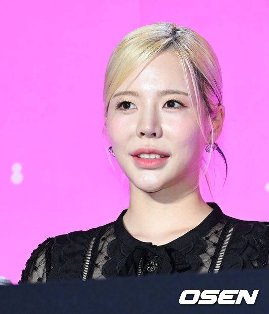 [OSEN=조은정 기자] 그룹 소녀시대가 5일 오전 서울 강남구 인터컨티넨탈 서울 코엑스에서 데뷔&nbsp;15주년 기념 정규&nbsp;7집 ‘FOREVER 1’(포에버 원)’ 발매 기자회견을 가졌다.타이틀 곡 ‘FOREVER 1’은 다이내믹한 전개와 에너제틱한 멜로디가 돋보이는 팝 댄스 곡으로,&nbsp;소녀시대 특유의 시원한 가창이 마치 페스티벌 현장에 있는 듯한 신나는 분위기를 선사하며,&nbsp;가사에는 언제 어디서나 힘이 되어주는 소중한 사람들에 대한 영원한 사랑을 표현해 의미를 더했다.소녀시대 써니가 질의응답 시간을 갖고 있다. 2022.08.05 /cej@osen.co.kr