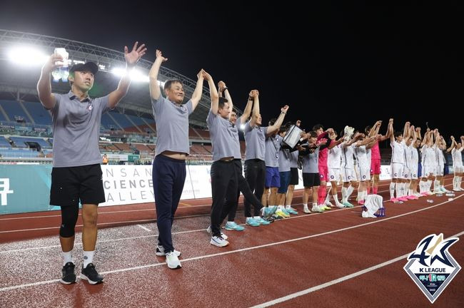 [사진] 승리를 축하하는 충북청주FC / 한국프로축구연맹 제공.