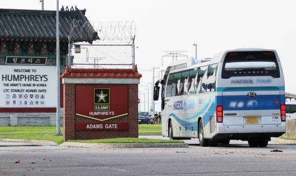 캠프 험프리스 도착한 미국 스카우트 대표단 탑승 버스 - 2023 새만금 세계 스카우트 잼버리에서 조기 퇴영한 미국 스카우트 대원들이 탑승한 버스가 6일 오후 경기도 평택시 캠프 험프리스로 들어가고 있다. 2023.8.6 연합뉴스