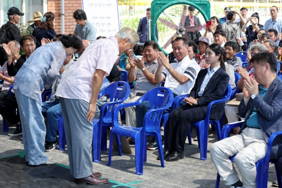 문재인 전 대통령과 부인 김정숙 여사가 8일 오전 전남 구례군 구례읍 양정마을에서 열린 ‘섬진강 수해 극복 3주년 생명 위령제’에 참석해 주민에게 인사하고 있다. 2023.8.8 연합뉴스