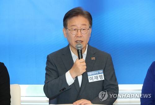 이재명 더불어민주당 대표가 8일 오후 경기 광명시자영업지원센터에서 열린 취약차주 소상공인·자영업자 보호를 위한 현장간담회에서 인사말을 하고 있다. 연합뉴스