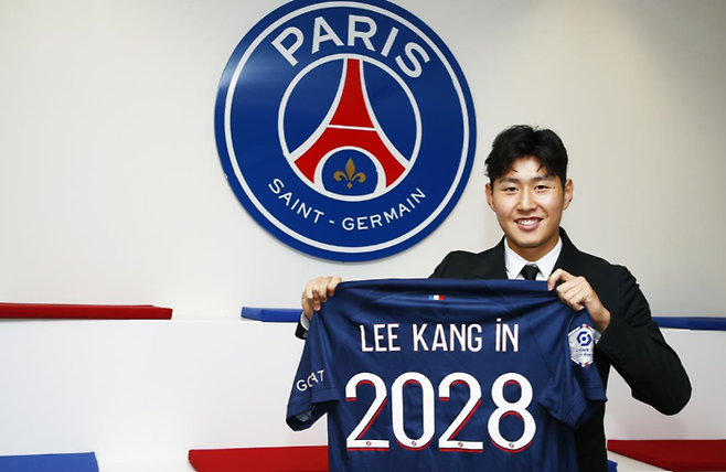 이강인이 2028년까지 계약됐다는 의미로 2028이 적힌 PSG 유니폼을 들어보이고 있다. PSG 홈페이지