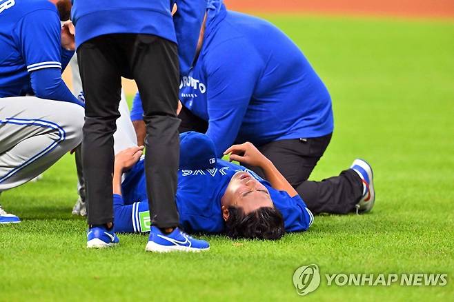 통증 호소하는 류현진 [AFP=연합뉴스]