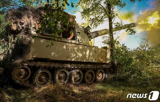 7일 (현지시간) 우크라이나 도네츠크에서 병사가 러시아 군을 향해 M109 자주 곡사포를 발사하고 있다. 2023.8.8 ⓒ 로이터=뉴스1 ⓒ News1 우동명 기자