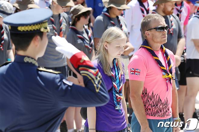 2023 새만금 세계 스카우트 잼버리에 참가한 영국 스카우트 대원 중 6·25 전쟁 당시 영국군 참전용사 후손 데이지 밀린(Daisy Millin,왼쪽)이 8일 오전 경기도 파주시 영국군 설마리전투 추모공원을 방문해 참전비에 묵념하고 있다. 2023.8.8/뉴스1 ⓒ News1 민경석 기자