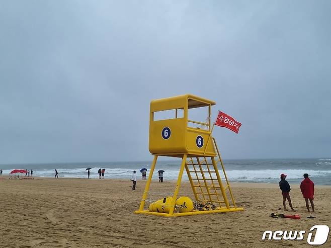 제6호 태풍 '카눈'이 한반도로 북상 중인 9일 강원 강릉시 경포해수욕장에 입수가 통제되고 있다. 이번 태풍으로 강릉을 포함한 영동지역에 최대 600㎜의 집중호우가 예고된 상태다. 2023.8.9/뉴스1 ⓒ News1 윤왕근 기자