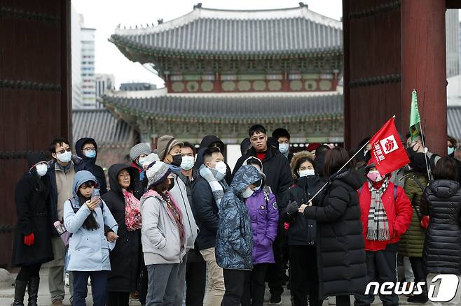 서울 종로구 경복궁을 찾은 중국인 단체 관광객들의 모습. 2020.1.27/뉴스1 ⓒ News1