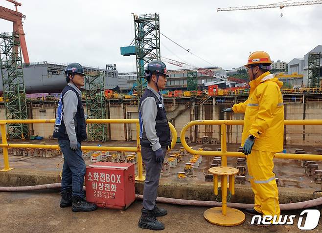 현대중공업 노사 관계자들이 9일 태풍 '카눈'에 대비해 작업장 등 현장을 점검하고 있다. (HD현대중공업 노사 제공)