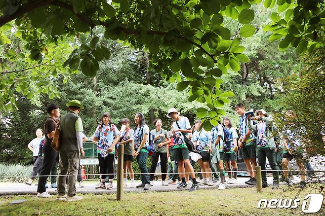대만 참가단이 홍릉수목원에서 숲해설을 듣는 모습.