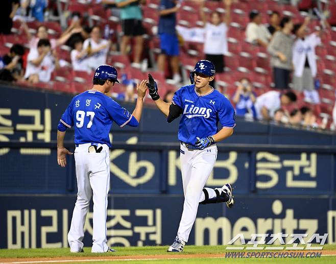 2023 KBO리그 삼성 라이온즈와 두산 베어스의 경기가 9일 잠실야구장에서 열렸다. 6회초 삼성 구자욱이 동점 솔로홈런을 치고 환호하고 있다. 잠실=허상욱 기자wook@sportschosun.com/2023.08.09/