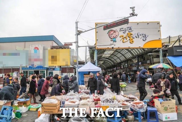 집중호우와 폭염에 이어 태풍 '카눈'이 한반도에 직접적인 영향을 미칠 것으로 예보되면서 농림축산식품부는 과일 수급 안정을 위한 선제 대응에 나섰다고 9일 밝혔다. 사진은 당진 전통시장 모습. /당진시