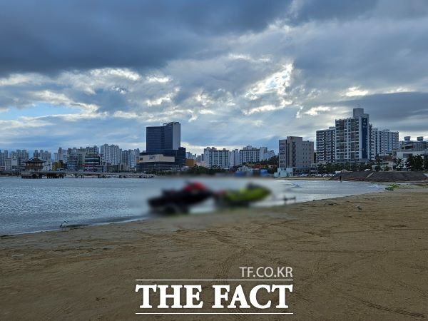 포항해경은 지난 8일 포항시 두호항 앞바다에서 기상특보 발효 중 수상오토바이를 운한항 20대 남성 2명을 현장 단속했다./포항해경