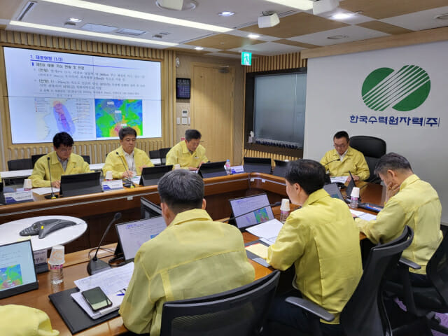 황주호 한국수력원자력 사장이 9일 경주 본사에서 태풍 카눈에 대비한 긴급 점검 회의를 주재하고 있다.