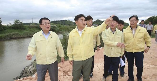 9일 오후 김관영(왼쪽 2번째) 전북도지사가 익산시 산북천 일원을 찾아 제방 보수 상황과 배수 통문 재가설 현장을 점검했다.[사진 제공=전북도]