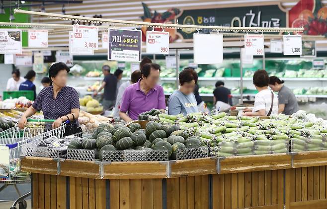 폭우에 이은 폭염의 영향으로 농산물 가격이 급등했다. 서울의 한 대형마트에서 시민들이 채소를 고르고 있다. / 뉴스1