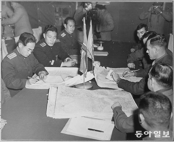 휴전 협상에 참여한 영관급 장교들은 지도를 놓고 군사분계선 경계에 대해 치열한 논쟁을 벌였다.  협상장에서 전선으로 전화를 걸어 전투가 벌어지고 있는 지점을 묻기도 했다.