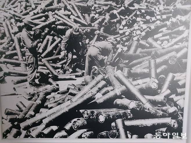 백마고지 쟁탈전에서 소모된 포탄이 산더미처럼 쌓여있다.  전쟁기념관 전시.