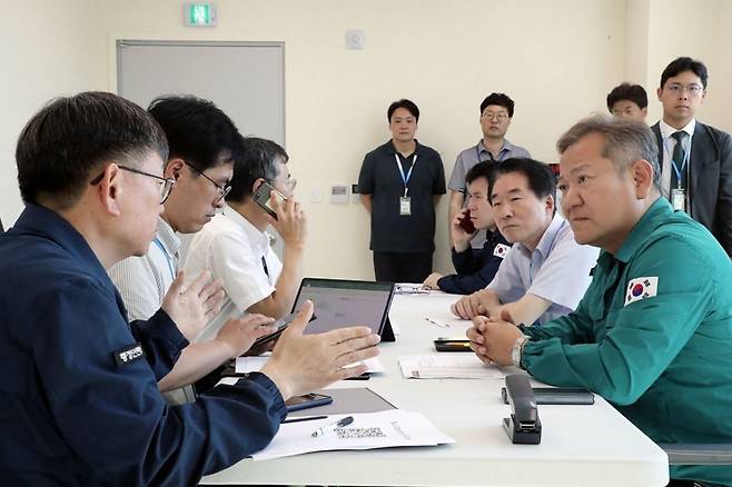 헌법재판소의 탄핵 기각 결정으로 직무에 복귀한 이상민 행정안전부 장관(오른쪽)이 8일 전북 부안군 새만금 잼버리 야영지 현장에서 스카우트 연맹과 정부 관계자들과 함께 수송 작전 관련 회의를 주재하고 있다