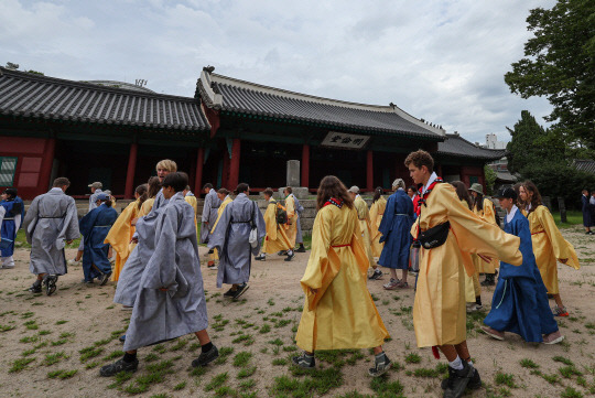 단령을 입은 스위스 스카우트 대원들이 9일 서울 종로구 성균관 명륜당 일대를 둘러본 뒤 이동하고 있다. [연합뉴스]