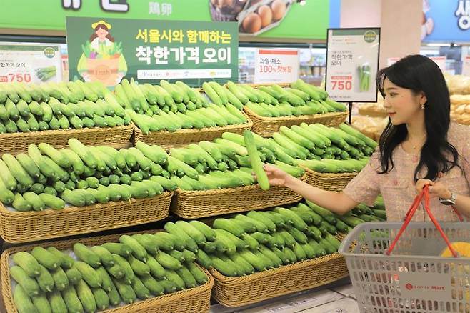 롯데마트 서울역점에서 한 소비자가 착한가격 오이를 구매하고있다.